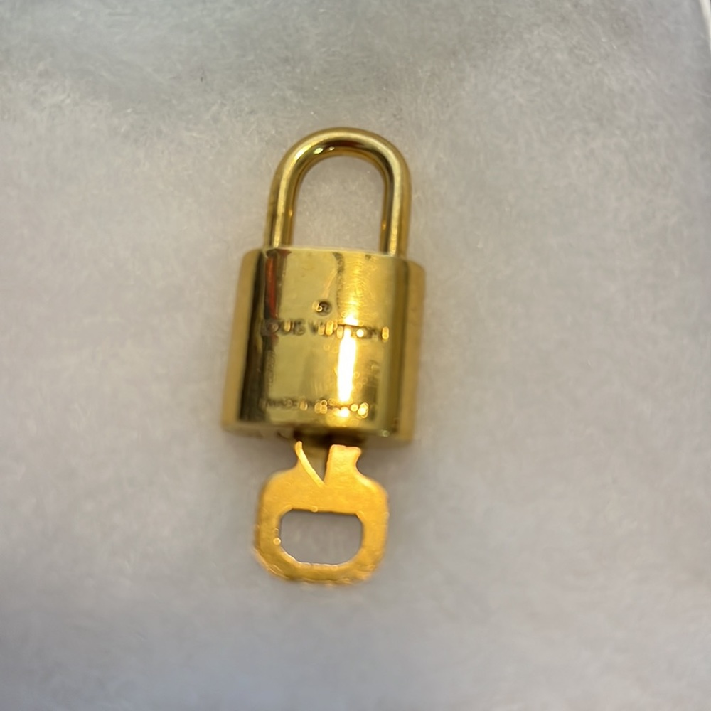 Louis Vuitton Authentic Lock & Key 307 comes W/ 2 unbranded chains Price Is Firm - Picture 4 of 9